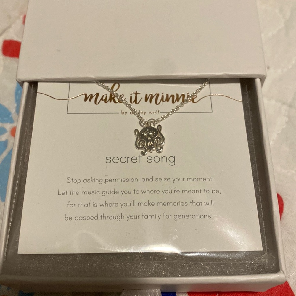 NIB Make it Minnie Secret Song Necklace